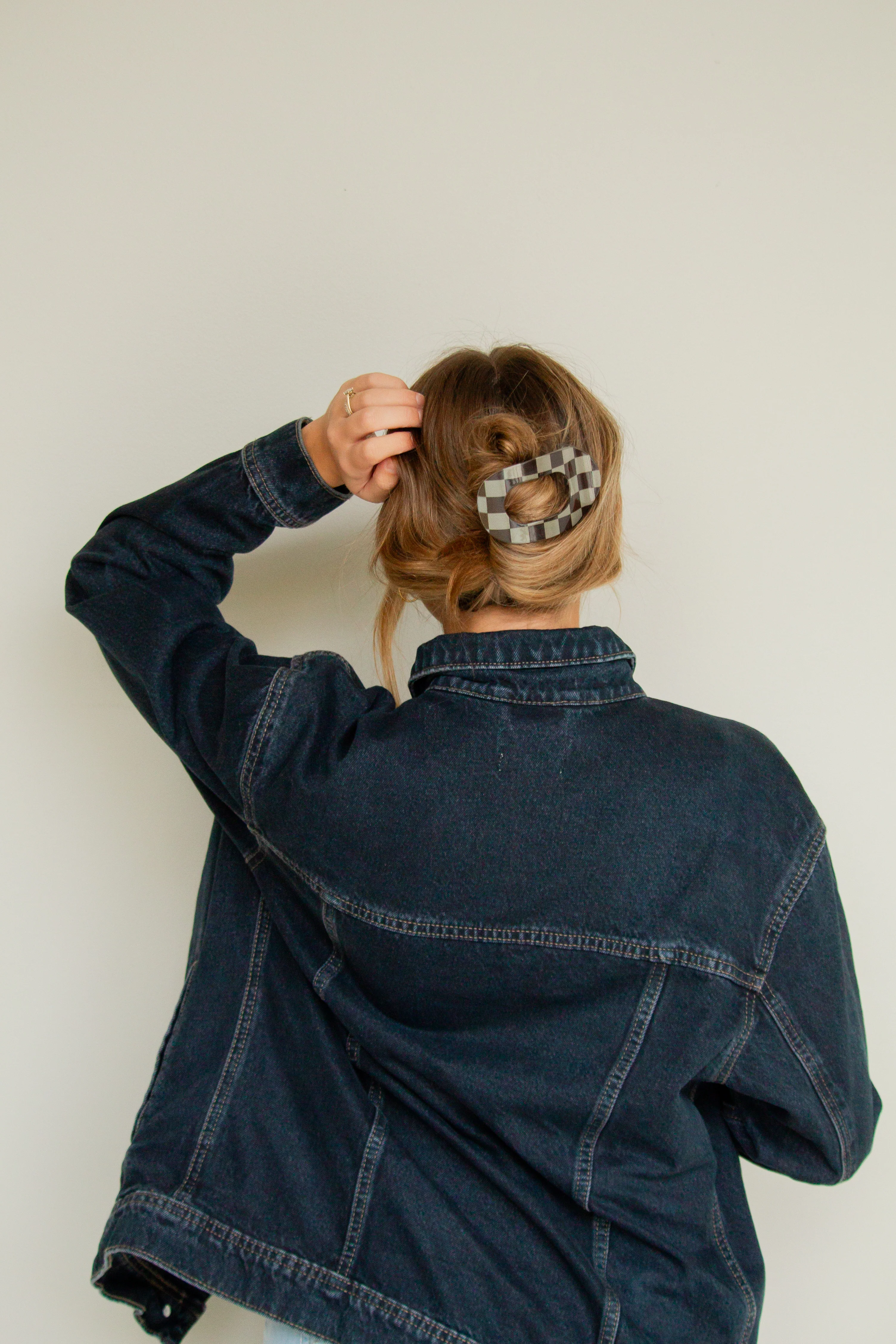 Checkered Circle Cutout Flat Claw Clip - Image 3